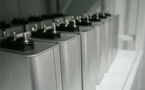 哪些因素影響電力電容器的容量？