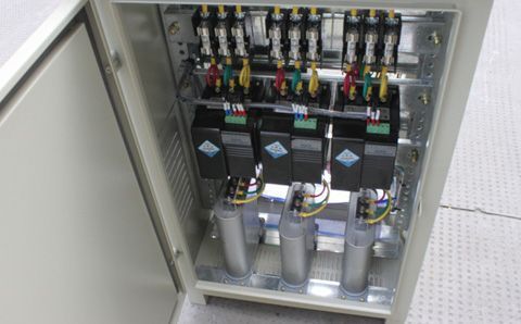 如何快速識別電容器組中有故障的低壓電容器？
